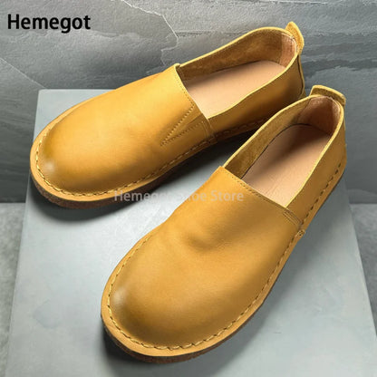 Gelber Herren-Slip-On-Lederschuh mit rundem Zeh und Ziernähten, flache Sohle