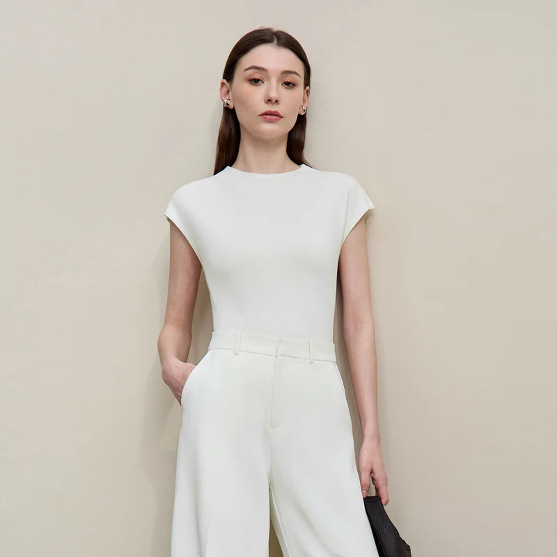 Weißes Stricktop mit Stehkragen, kurzarm und asymmetrischem Saum, slim geschnitten