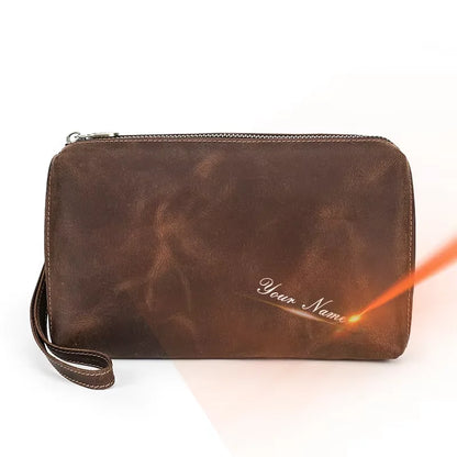 Braune Herren-Leder-Clutch mit Reißverschluss und Namensgravur auf der Front