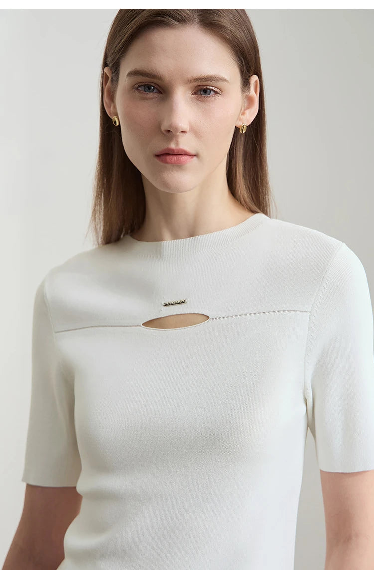 Kurzärmliger Strickpullover in Hellbeige/Weiß mit Aussparung vorn und Logo-Anhänger