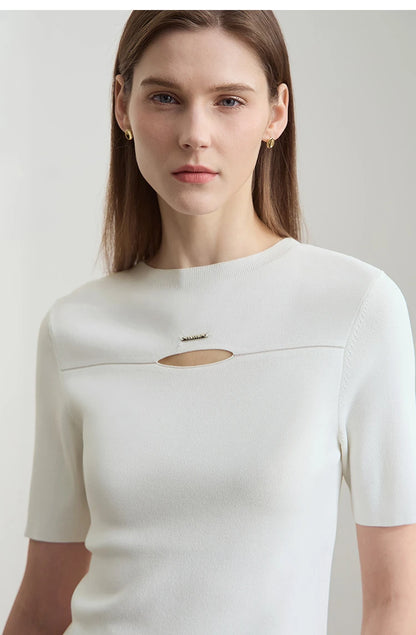 Kurzärmliger Strickpullover in Hellbeige/Weiß mit Aussparung vorn und Logo-Anhänger