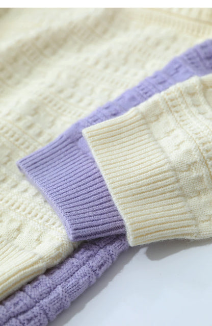 Strickbündchen und Saum am Damenpullover, beige und helllila