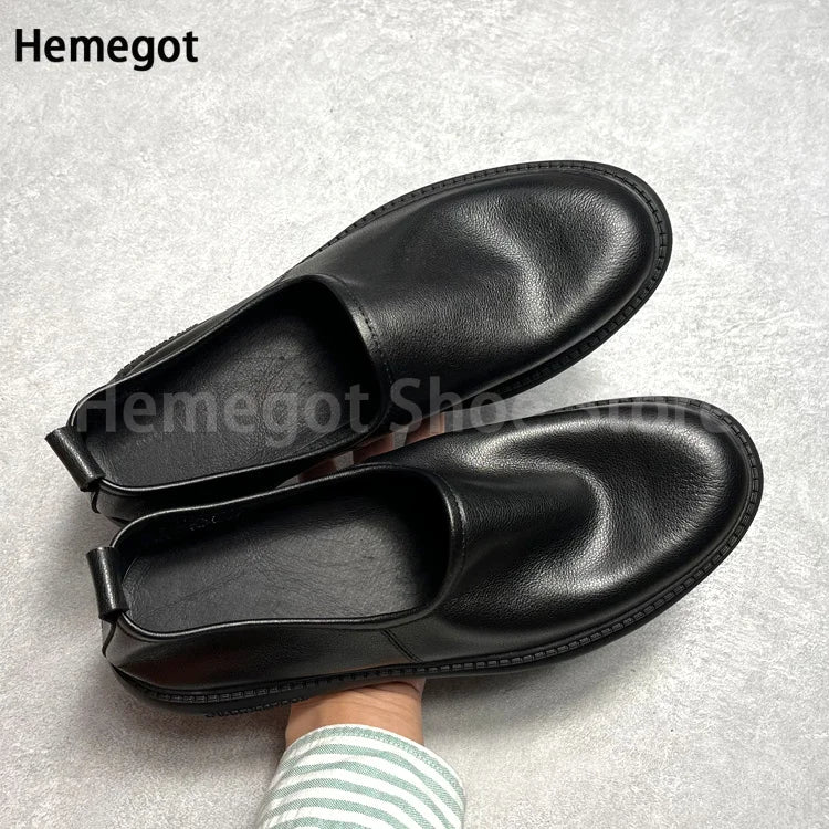 Schwarze Slip-on-Loafer mit geprägter Oberfläche, flache Sohle