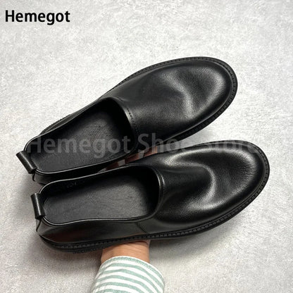 Schwarze Slip-on-Loafer mit geprägter Oberfläche, flache Sohle