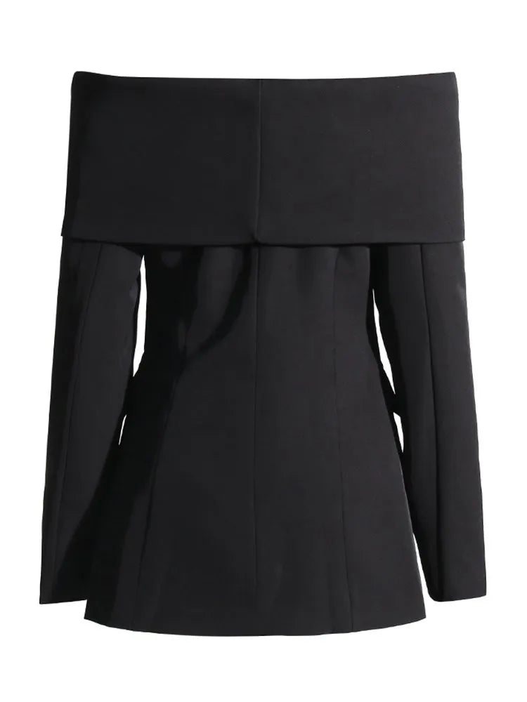 Elegantes Damen-Kleid mit Rundhalsausschnitt, kurzen Ärmeln und unregelmäßigem Patchwork-Design – figurbetont und stilvoll.