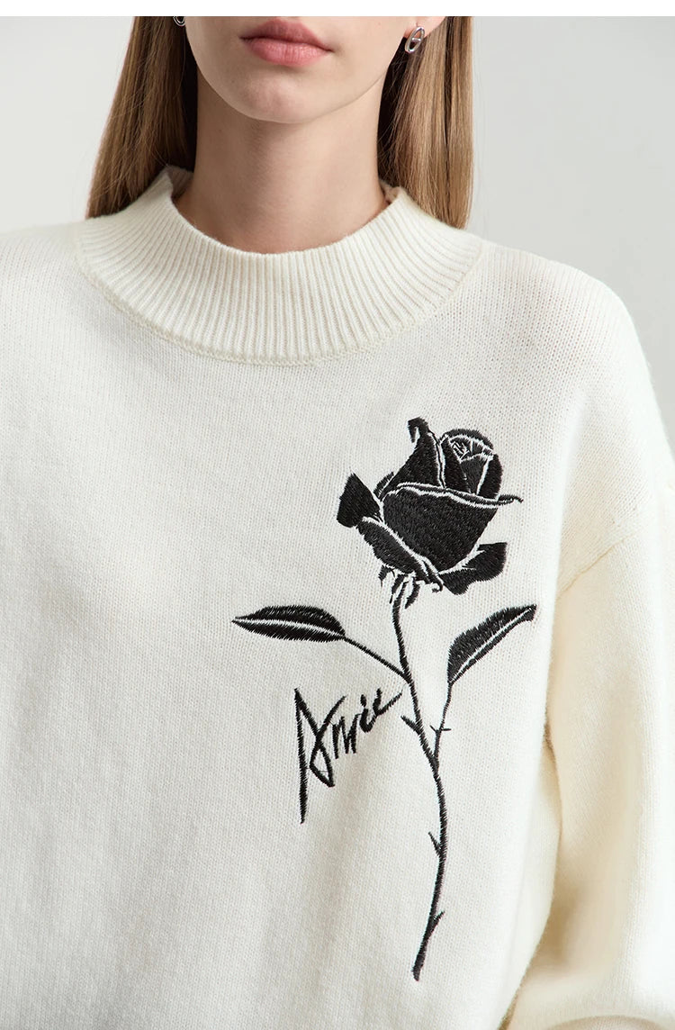 Pullover in Hellbeige mit geripptem Rundhalsausschnitt und schwarzer Rosenstickerei