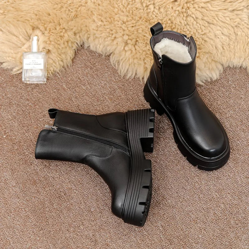Schwarze Damenstiefelette mit klobiger Profilsohle und Reißverschluss am Schaft