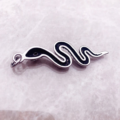 Schmuckanhänger Schlange aus 925 Sterlingsilber mit dunkler Emaille, Profilansicht
