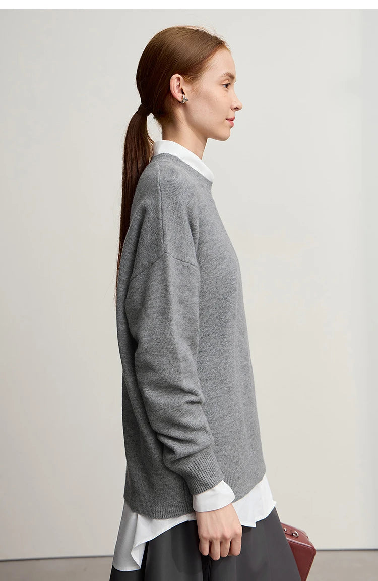 Grau melierter Damen-Strickpullover, Rückansicht mit Bündchen und weißem Hemdsaum