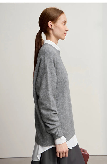 Grau melierter Damen-Strickpullover, Rückansicht mit Bündchen und weißem Hemdsaum