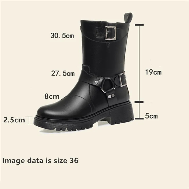 Schwarzer Damen-Winterstiefel im Frontprofil, mit Schnalle und breiter Profilsohle.