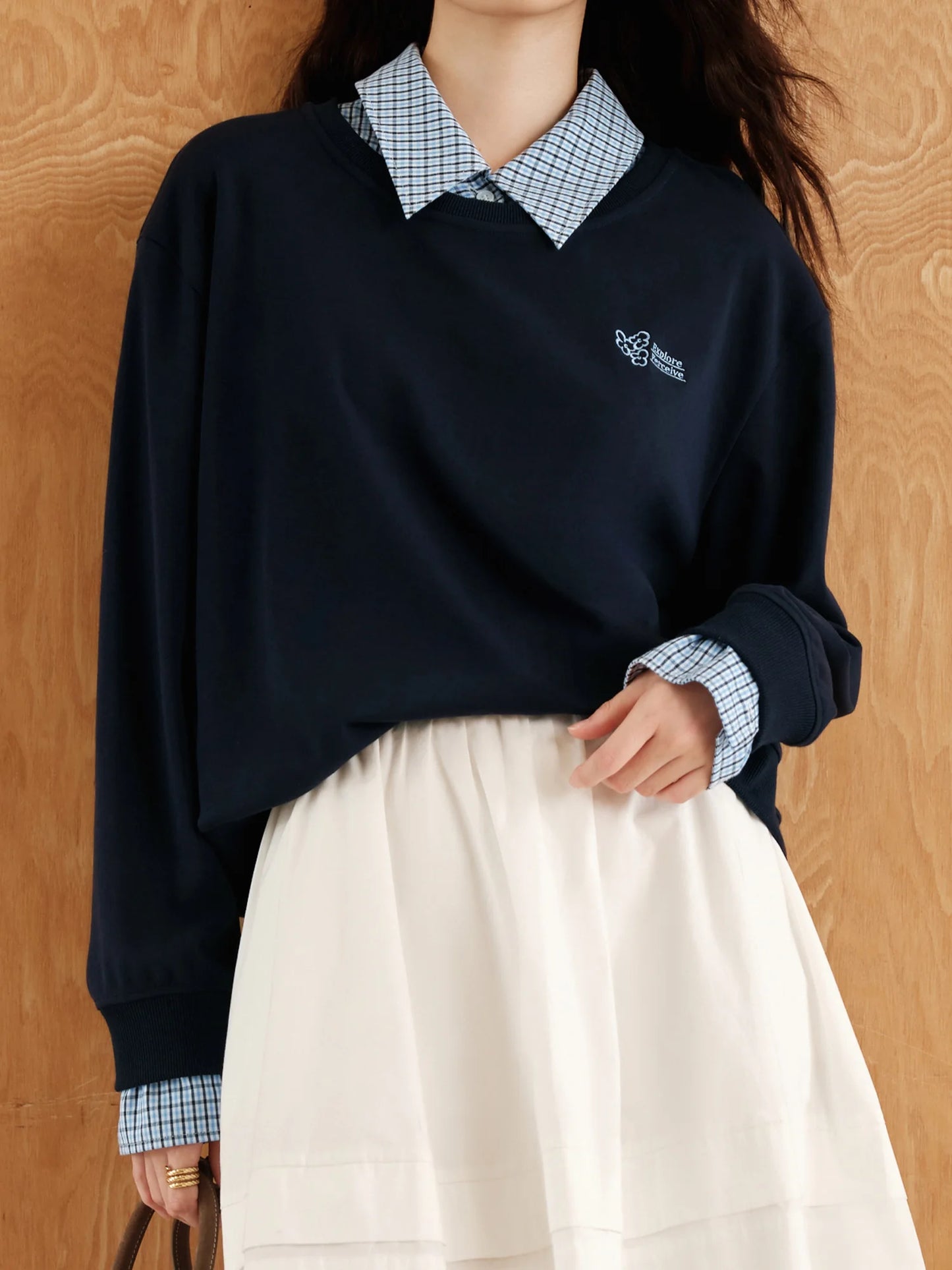 Elegante Damenbluse in Weiß mit schmaler Passform und langen Ärmeln – ideal fürs Büro.