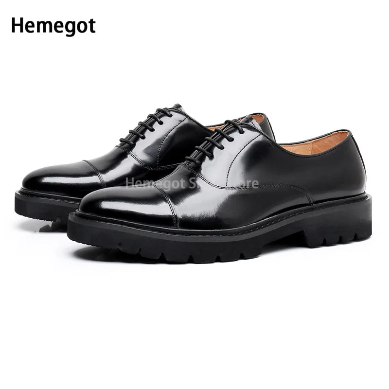 Herren-Schnürschuhe aus schwarzem Glattleder, mit dicker Profilsohle