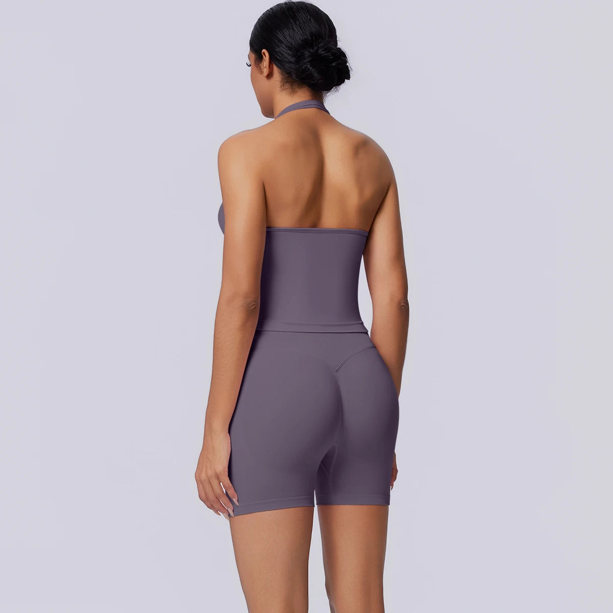 3-teiliges Yoga-Set in dunklem Violett: Rückansicht mit eng anliegendem Tank-BH