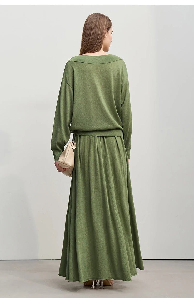 Langes A-Linien-Strickkleid in Olivgrün von hinten, geraffter Taillenbund, lange Ärmel