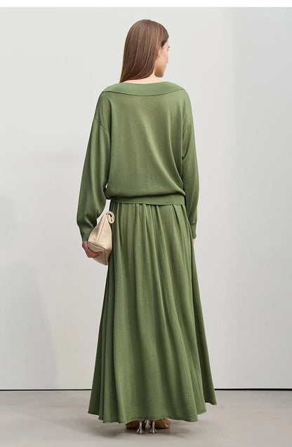 Langes A-Linien-Strickkleid in Olivgrün von hinten, geraffter Taillenbund, lange Ärmel