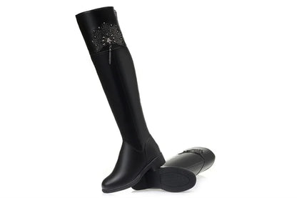 Overknee-Stiefel aus schwarzem Leder, diagonale Ansicht; Absatz und Schuhspitze sichtbar