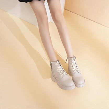Beige Stiefeletten mit Schnürung und dicker Profilsohle, Kunstfellbesatz am Schaft.