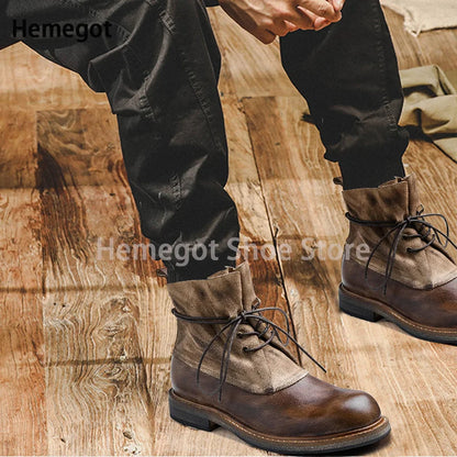 Handgefertigte Schnürstiefel aus Leder, braun, rundes Zehenstück, im Einsatz