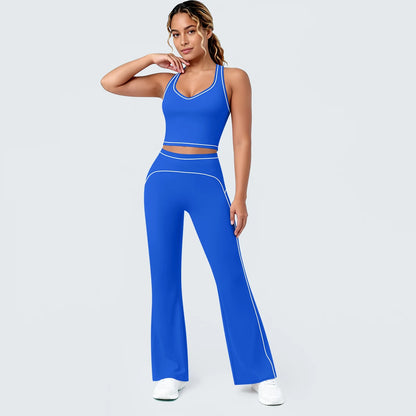 Damen-Yoga-Set in Blau: Top mit schmalen Trägern und weite Hose, Blick auf die Linienführung.