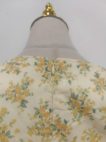 Langes Damen-Patchwork-Kleid mit Rüschen und Falten, Rundhalsausschnitt und langen Ärmeln – ideal für besondere Anlässe.
