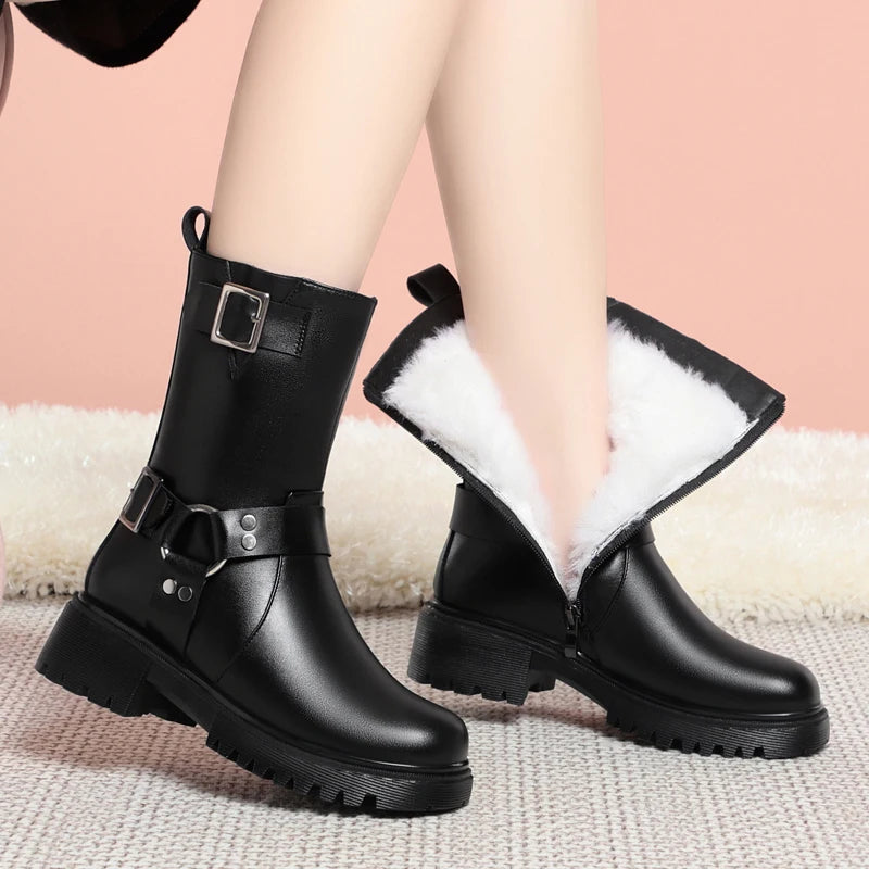 Schwarze Stiefel für Damen mit Wollbesatz am Schaft, Schnallenriemen und dicker Laufsohle.