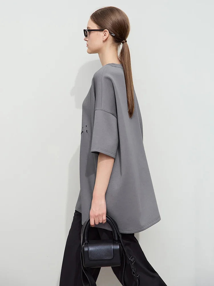 Damen T-Shirt mit lockerem O-Ausschnitt und Blumenmuster sowie Stickerei