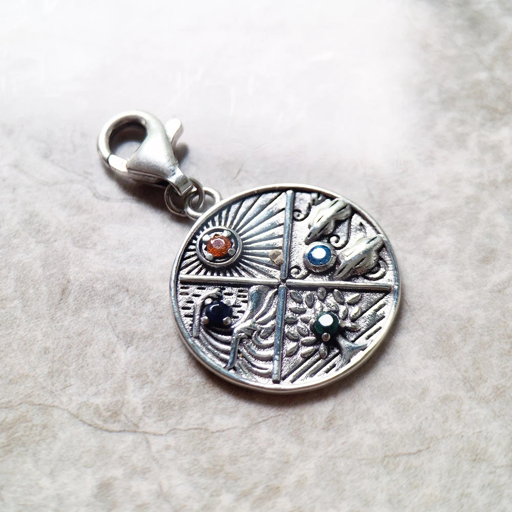 Runder Anhänger aus Sterlingsilber mit Reliefmotiv und Öse am Karabiner