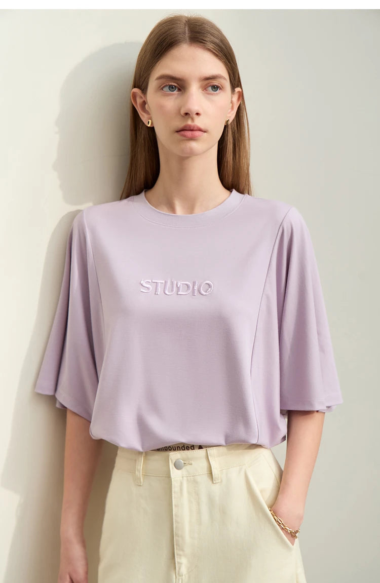 Damen T-Shirt mit elastischen Flare-Ärmeln und Perlen-Stickerei im minimalistischen Stil
