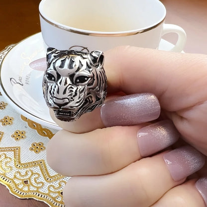 Silberfarbener Tigerkopf-Ring mit 3D-Fellstruktur und Metallaugen
