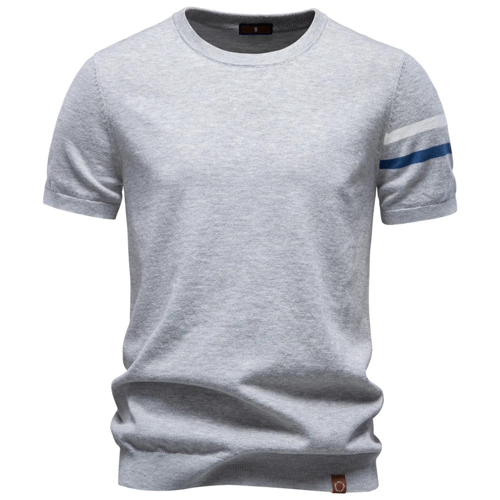 Herren T-Shirt hellgrau mit rundem Halsausschnitt und Streifen am rechten Ärmel