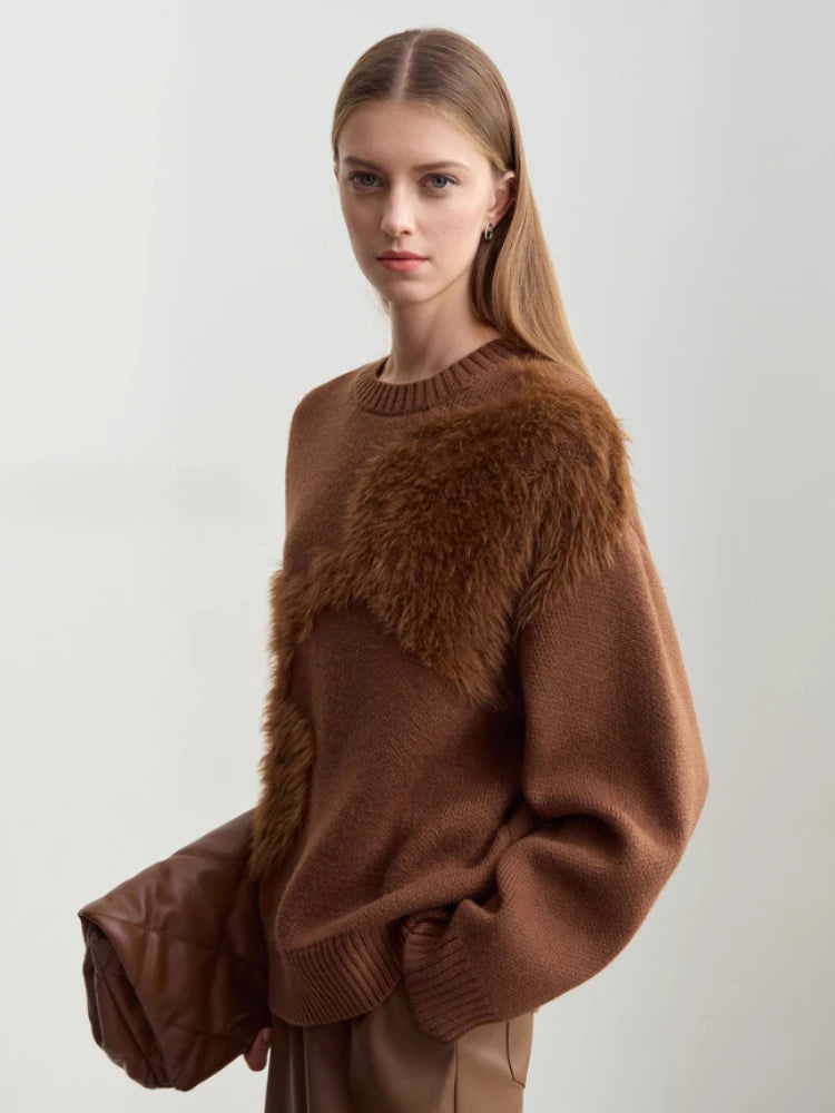 Brauner Damenpullover mit O-Ausschnitt und flauschigem Fellbesatz über Brust und Schultern