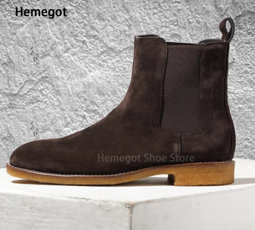 Herren-Chelsea-Boot aus Wildlederoptik, braun, elastische Einsätze, seitliche Naht, flache Sohle
