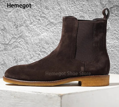 Herren-Chelsea-Boot aus Wildlederoptik, braun, elastische Einsätze, seitliche Naht, flache Sohle