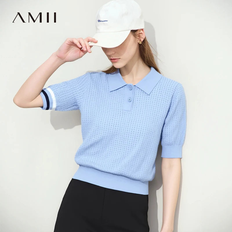 Damen-Poloshirt aus Strick, hellblau mit Knopfleiste und kontrastfarbenen Ärmelbündchen.