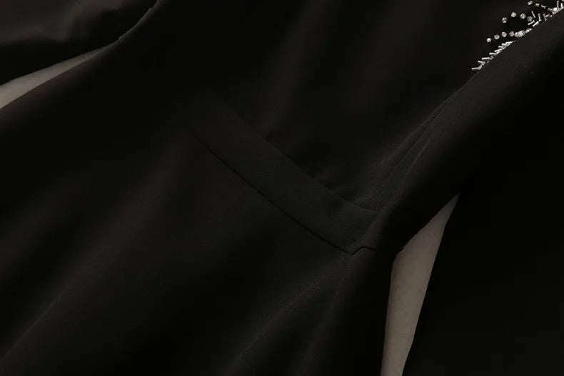 Elegantes Damenkleid mit quadratischem Ausschnitt, halblangen Ärmeln und Pailletten-Patchwork-Design – ideal für besondere Anlässe.