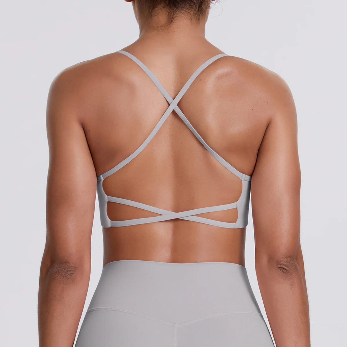 Hellivoryfarbenes Sport-Crop-Top mit gekreuzten Trägern am Rücken