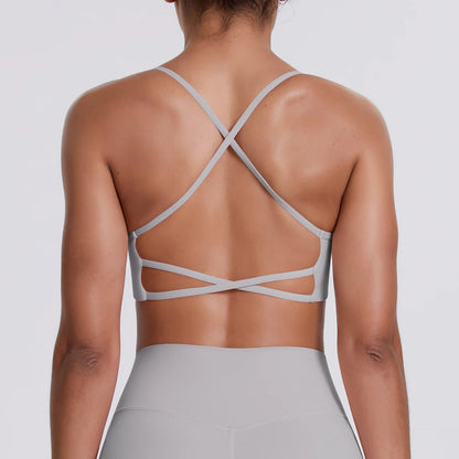 Hellivoryfarbenes Sport-Crop-Top mit gekreuzten Trägern am Rücken