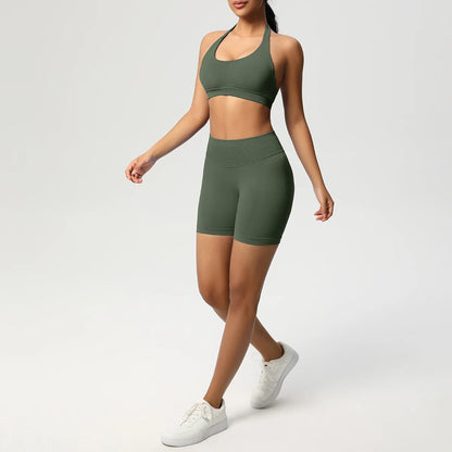 Nahtloses Fitness-Set für Damen: dunkelgrüner Sport-BH & Laufshorts, Frontansicht