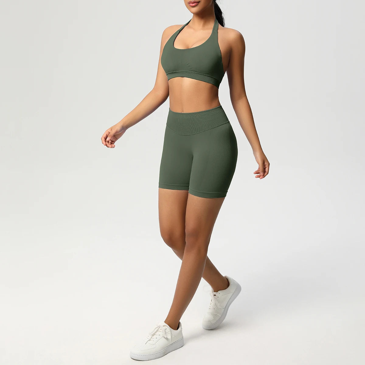 Nahtloses Yoga-Set: Push-Up-BH und Shorts, olivgrün