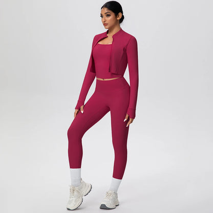 3-teiliges Yoga-Set für Damen (Beerenrot) in Seitenansicht: kurze Jacke, Crop-Top, Leggings