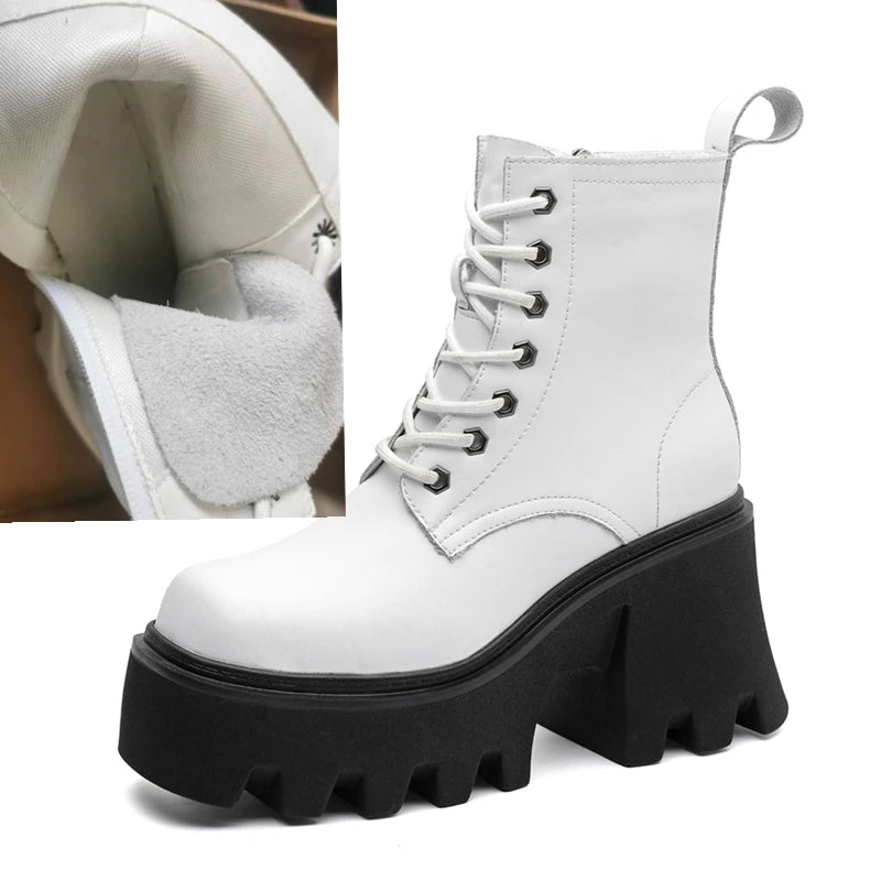 Weiße Ankle-Booties mit Schnürung, eckiger Kappe, Plateau-Blockabsatz und flauschigem Innenfutter