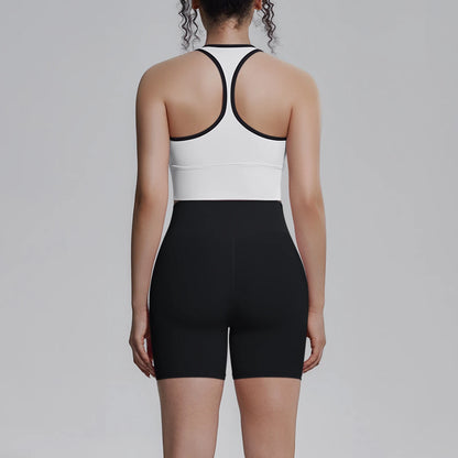 Yoga-Set für Damen von hinten: breiter Rücken mit schwarzem Rahmen, schwarzer Shorts-Bund