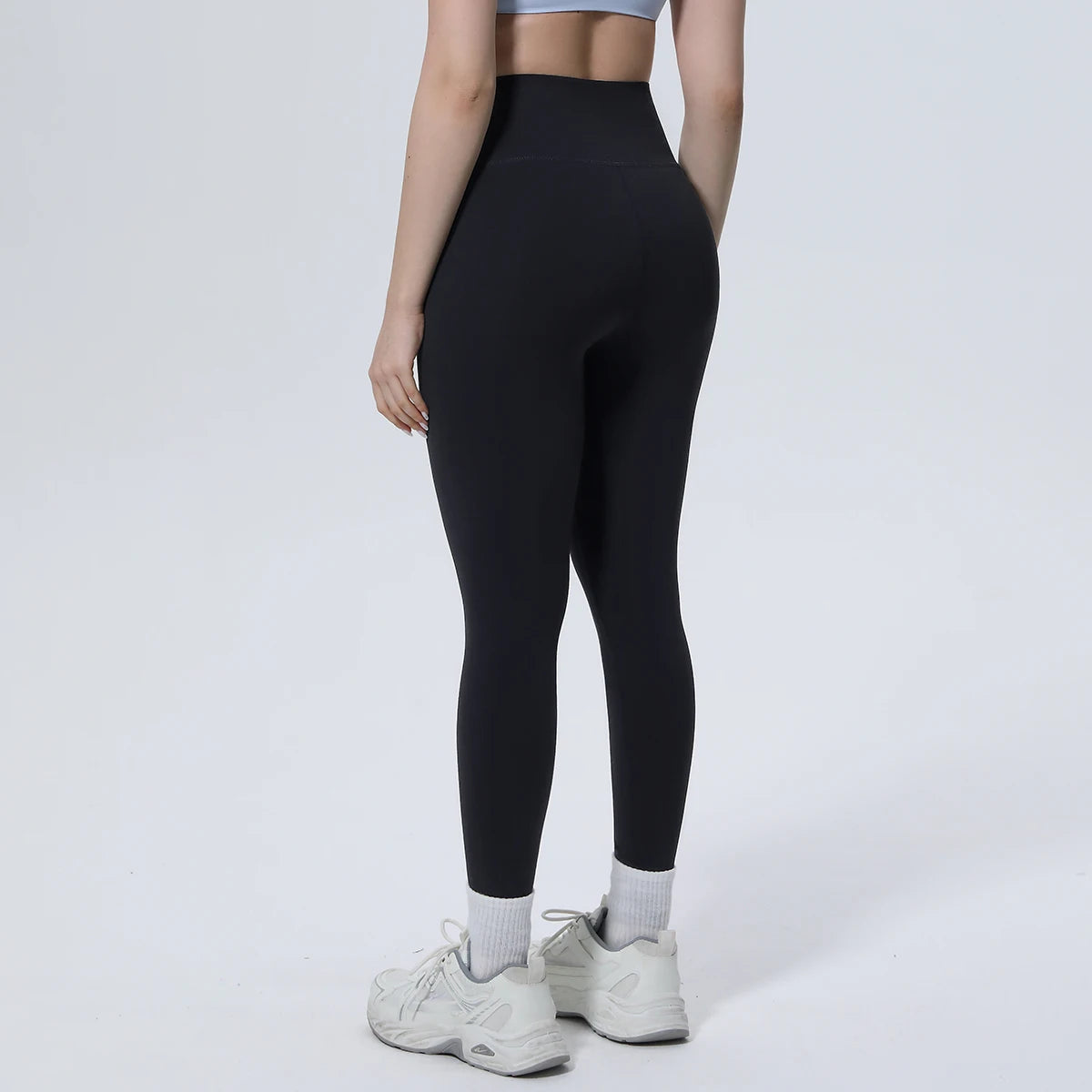 Schwarze Yoga-Leggings mit hohem Bund und schmal zulaufenden Beinen bis zum Knöchel
