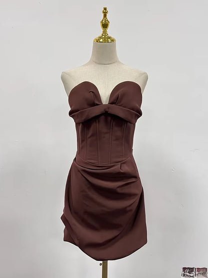 Elegantes Damenkleid mit Rundhalsausschnitt, kurzen Ärmeln und Patchwork-Design mit Quasten und Falten.
