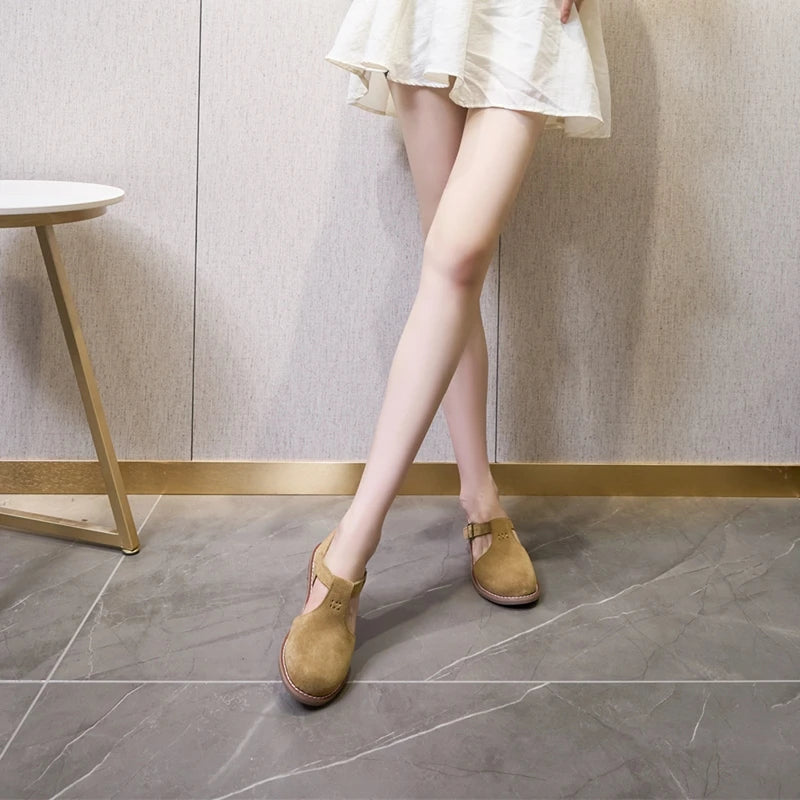 Damen-Ledersandalen in Camel mit flachem Absatz, verstellbarem Riemen und offener Vorderseite
