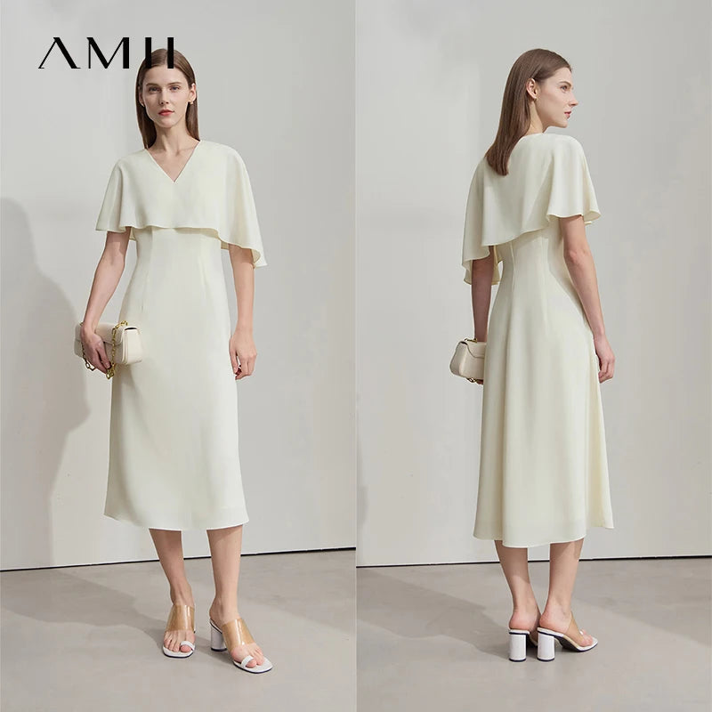 Asymmetrisches Sommerkleid in Creme mit V-Ausschnitt und kurzen Flügelärmeln, Midi-Länge.