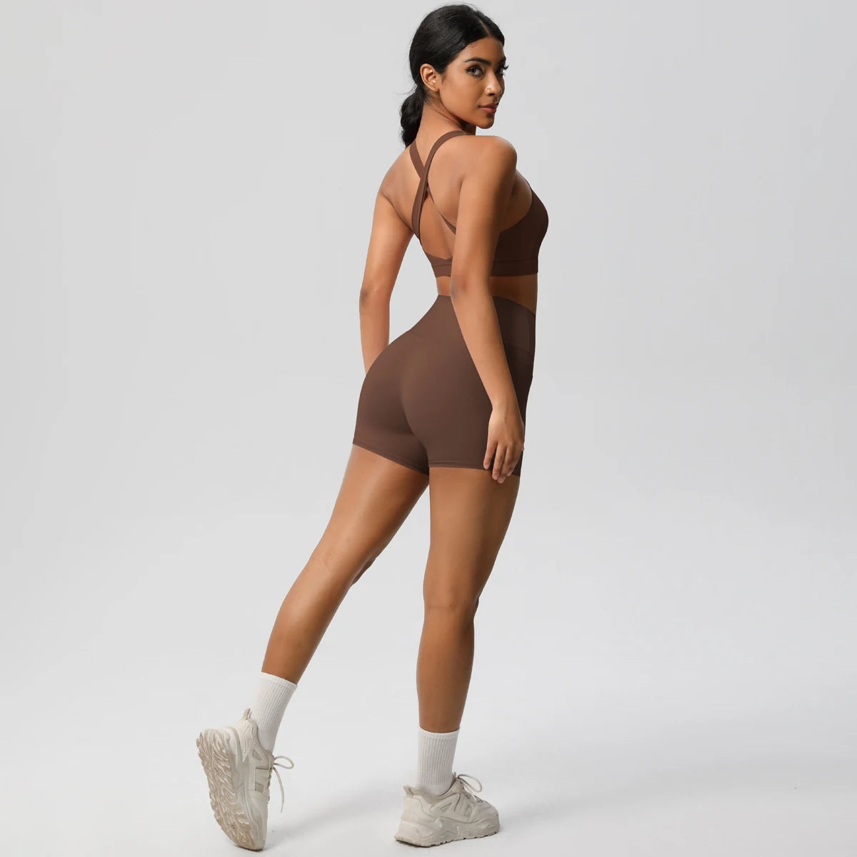 Sportset für Damen: Rückansicht mit gekreuzten Trägern, BH-Top und Shorts, braun.