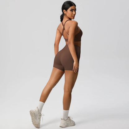 Sportset für Damen: Rückansicht mit gekreuzten Trägern, BH-Top und Shorts, braun.