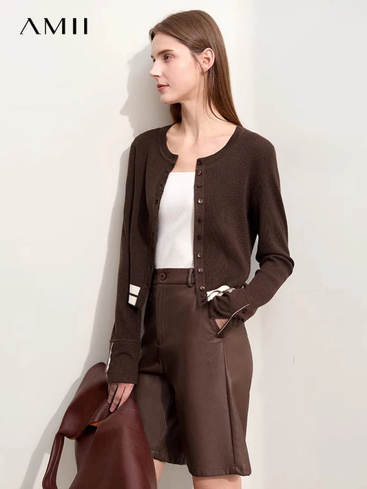 Braune Damen-Strickjacke mit Rundhalsausschnitt, Knopfleiste und langen Ärmeln